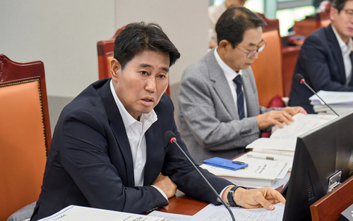 이성원 경기도의원이 제393회 임시회 경기도청 예산결산특별위원회에서 학교급식비 예산 편성과 관련해 질의하고 있다. 제공=경기도의회