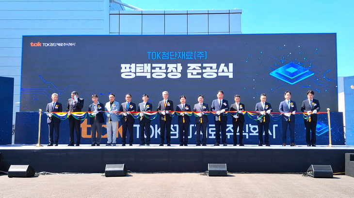 15일 경기경제자유구역청 평택 포승(BIX)지구에서 열린 TOK첨단재료㈜ 평택 공장 준공식에서 김능식 경기경제청장, 최원용 평택시장, 타네이치 노리아키
