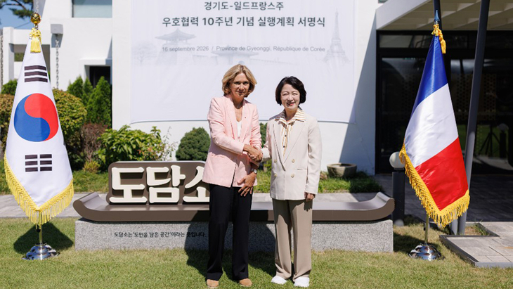 추미애 경기도지사(오른쪽)와 발레리 페크레스 프랑스 일드프랑스 주지사가 16일 도담소에서 '경기도-일드프랑스주 우호협력 10주년 기념 실행계획