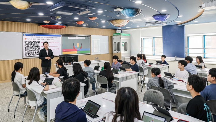 이상일 용인시장이 16일 서원초등학교의 새롭게 단장한 과학실을 찾아 학생들과 수업에 참여하고 있다. 제공=용인시