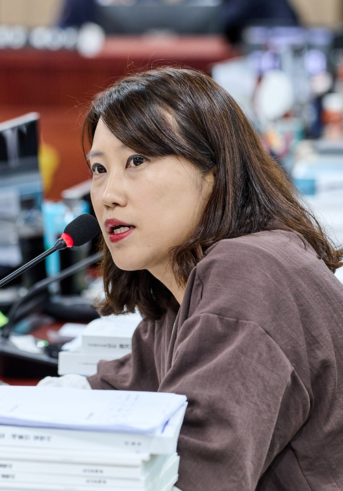최보라 경기도의원이 유방암 무료 검진 사업 전면 폐지 사유를 짚고 있다. 제공=경기도의회