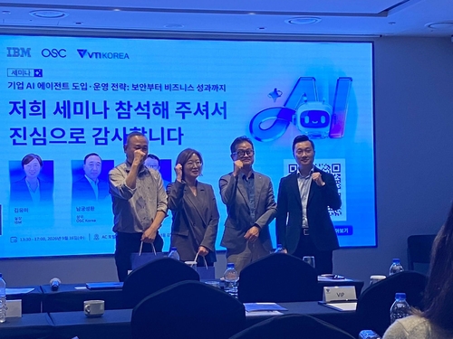 지난 16일 진행된 세미나에 참석한 남궁성환 OSC Korea 상무(왼쪽부터), 김유미 IBM 실장, 박정하 VTI KOREA 전무, Nguyen Duc Cuong VTI KOREA 법인장이 기념사진을 촬