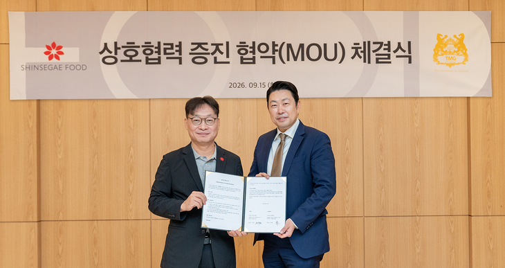 지난 15일 서울 성동구 신세계푸드 본사에서 신세계푸드 임형섭 대표(왼쪽)와 티엠지홀딩스 김재원 대표(오른쪽)가 프리미엄 원재료를 활용한 상품 개