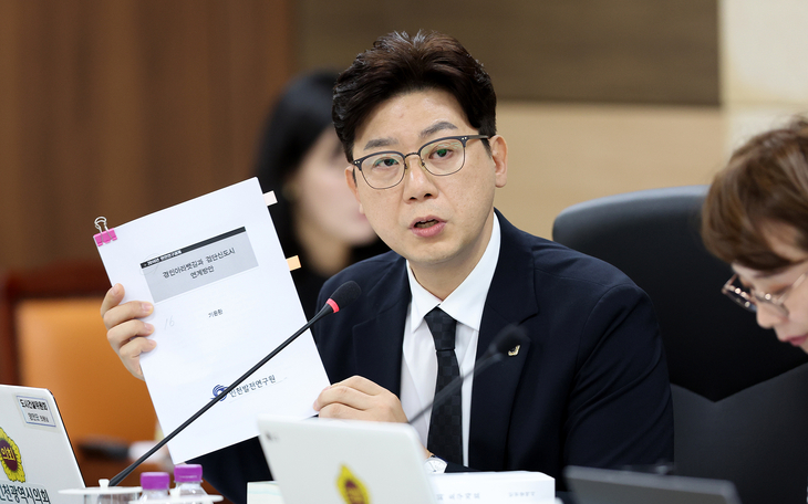 양인모 인천시의원이 제313회 임시회 2026년도 제2회 추가경정예산안 심사에서 자료를 들어 보이며 질의하고 있다. 제공=인천시의회