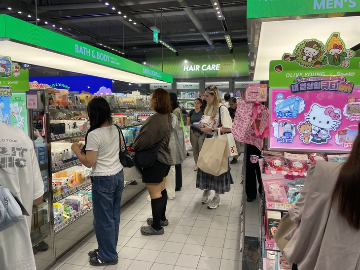 올리브영 명동타운점에서 외국인 관광객들이 화장품 매대를 살펴보고 있다. 사진=이소현 인턴기자