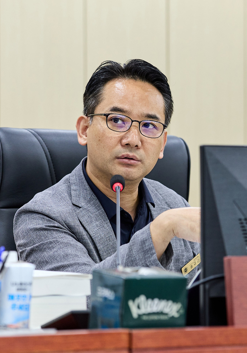 송규근 경기도의원이 경기국제공항 연구용역 전액 삭감 경위를 질의하고 있다. 제공=경기도의회