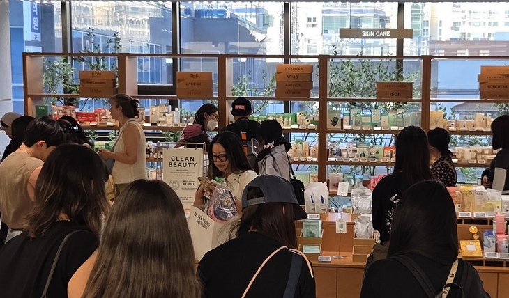 올리브영N성수점 건물 3층 내 '데일리 스킨케어' 존에서 방문객들이 제품을 구경하고 있다. 사진=최화준 인턴기자