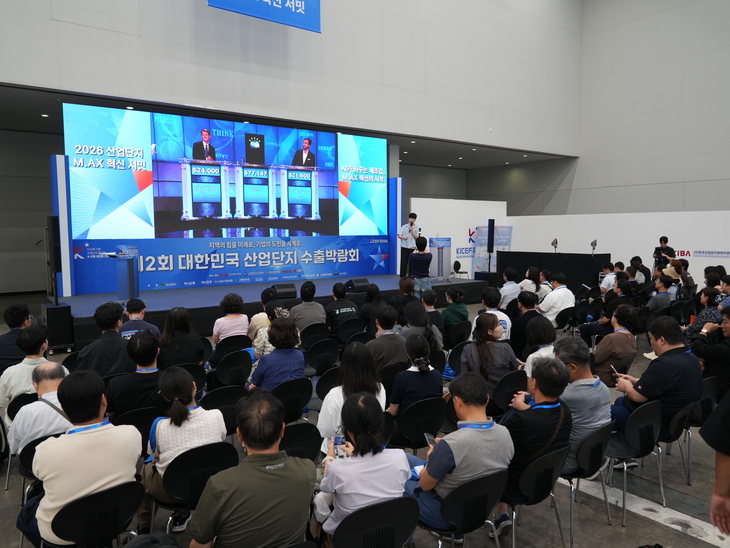 지난 15일 대구 엑스포에서 열린 '산업단지 M.AX 혁신 서밋'에서 과학 유튜버 궤도가 '인공지능이 만드는 미래'를 주제로 강연하고 있다. 사진=한국