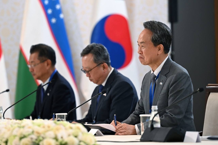 지난 15일 개최된 우즈베키스탄 투자산업무역부와의 비즈니스 라운드테이블에서 진옥동 신한금융그룹 회장(오른쪽)과 정상혁 신한은행장(가운데)이