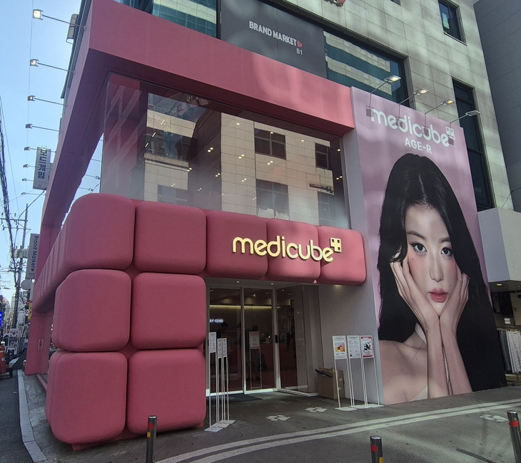 서울 홍대 지역에 위치한 에이피알의 화장품 브랜드 '메디큐브' 단독 매장 외관. 사진=임희진 인턴 기자