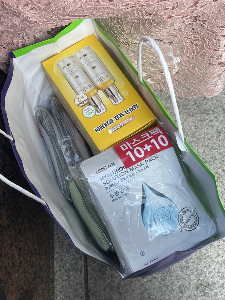한 외국인 관광객이 올리브영 명동타운점에서 구매한 장바구니 내부 모습. 히알루론산 기반의 마스크팩과 달바 광채케어 등 기초 화장품들이 들어 있