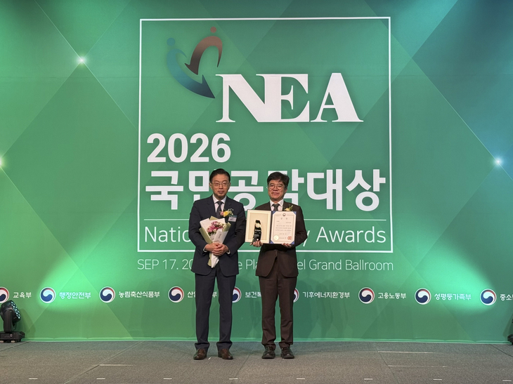 국민공감대상 심사위원장인 황인태 중앙대 교수(왼쪽)와 유병욱 한국마사회 홍보실장이 기념촬영을 하고 있다. 한국마사회는 서울·부산경남·제주·