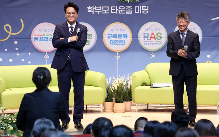 안민석 경기도교육감이 17일 화성·오산에서 열린 '찾아가는 교육감실' 학부모 타운홀미팅에서 경기교육 정책과 지역 교육현안에 대해 이야기하고