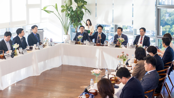 안민석 경기도교육감이 17일 경기도의회 교육행정위원회와 열린 조찬간담회에서 경기교육 주요 정책과 현안을 논의하고 있다. 제공=경기도교육청