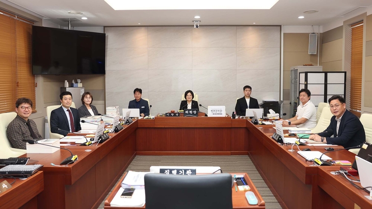 평택시의회 예산결산특별위원회 이향숙 위원장과 위원들이 제266회 제1차 정례회 안건 심사에 앞서 기념촬영을 하고 있다. 제공=평택시의회