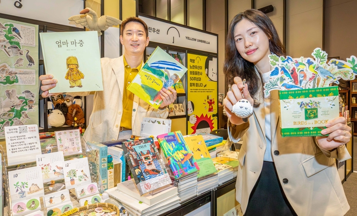 18일 오전 경기 성남 현대백화점 판교점 10층에서 열린 이색 도서전 '리딩 파티 시즌3' 팝업스토어에서 직원들이 상품을 소개하고 있다. 사진=현대백