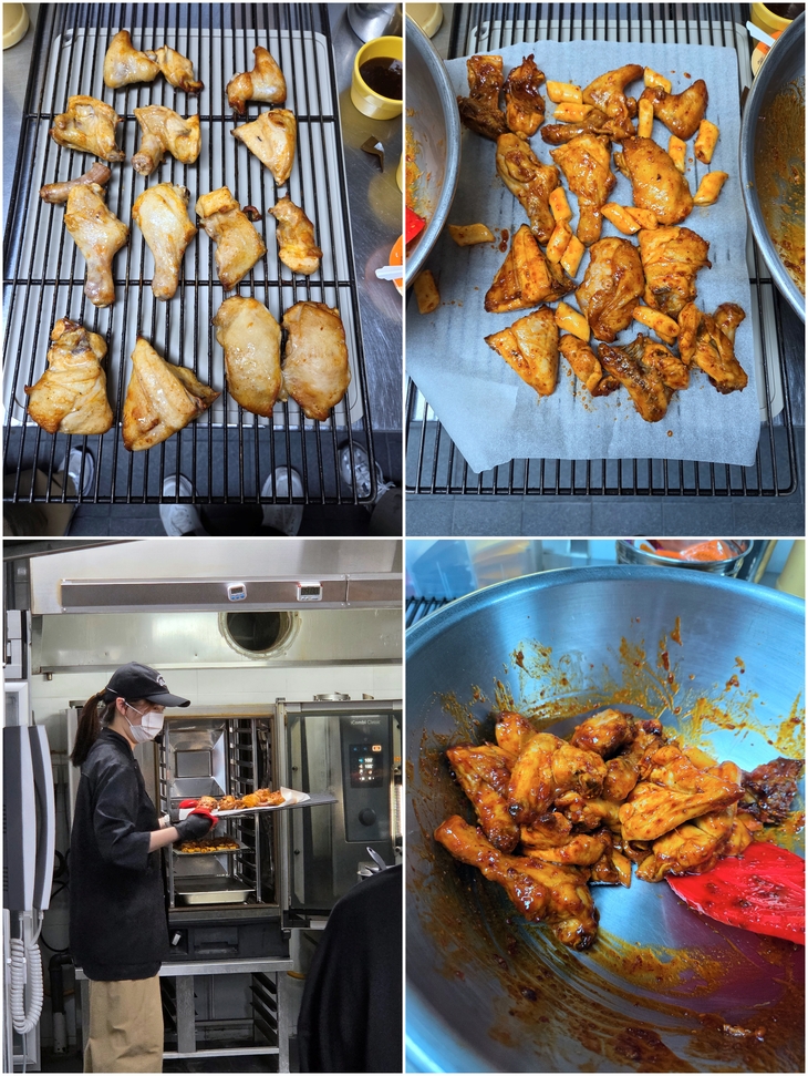 초벌을 마친 치킨은 떡과 함께 소스를 버무린뒤 한번 더 굽는다. 한번 더 구운 뒤에 소스를 다시 버무려 완성한다.