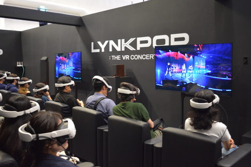 18일 '엔터테크 서울 2026' SM 아티스트 VR 체험존에서 관람객들이 VR 기기를 착용하고 에스파의 뮤직비디오와 콘서트 영상을 감상하고 있다.