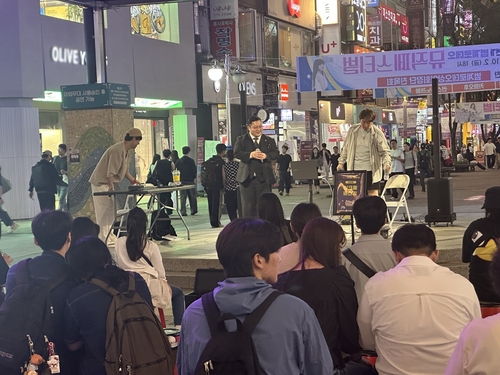안양시 범계로데오 문화의거리 야간 버스킹 공연 현장