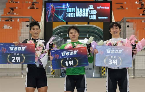 서울올림픽 38주년기념 대상경륜 선발급 입상 선수(왼쪽부터 2위 박훈재, 1위 심상훈, 3위 송현희)