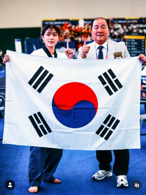 포천시청 태권도부 장한솔 선수(왼쪽) 2026년 세계태권도품새선수권대회 금메달 획득