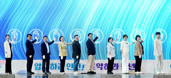 박찬대 인천시장이 19일 상상플랫폼에서 열린 '2026 인천 청년의 날 기념행사'에서 참석자들과 응원 퍼포먼스를 하고 있다. 제공=인천시