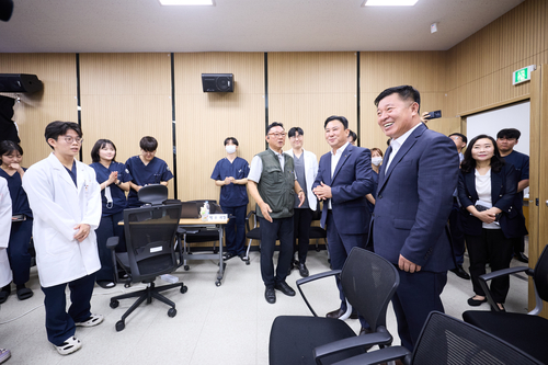 정덕영 양주시장 동국대학 이동한방병원 봉사자들과 환담