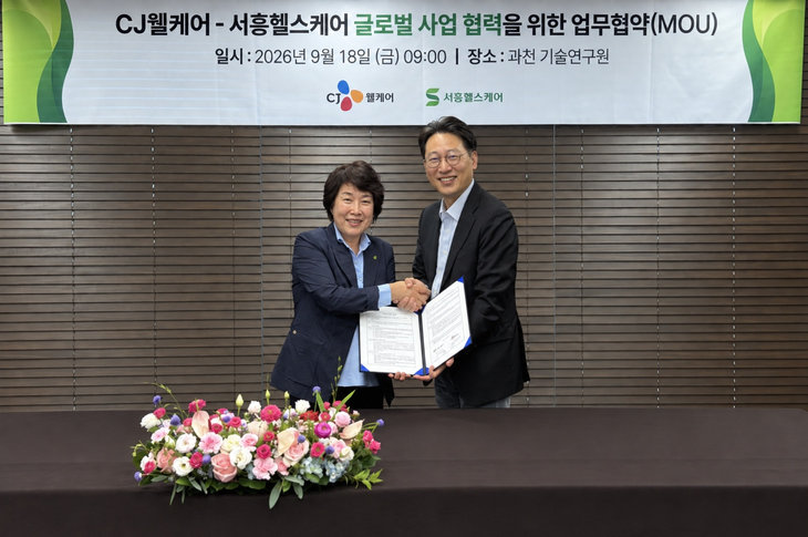 박금덕 서흥헬스케어 대표(왼쪽)와  윤상배 CJ웰케어 대표가 기념사진을 찍고 있다.