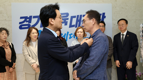 안민석 경기도교육감이 교권보호전담관에게 교권보호 배지를 달아주고 있다. 제공=경기도교육청