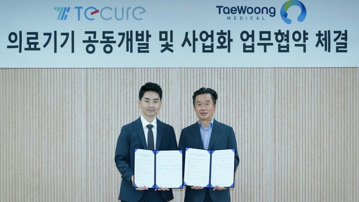 티큐어 강현욱 대표(왼쪽)와 태웅메디칼 신경민 대표가 태웅메디칼 김포 본사에서 의료기기 공동개발 및 사업화를 위한 업무협약을 체결 후 기념사진