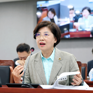 ▲ 김미숙 경기도의원이 제393회 임시회에서 '경기도의회 의정활동 지원 업무 혁신을 위한 인공지능 활용 조례안'을 제안 설명하고 있다. 제공=경기