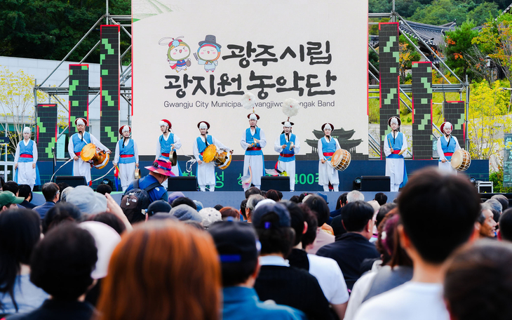 광주시 남한산성문화제에서 광주시립광지원농악단이 시민과 방문객들 앞에서 사물판굿 공연을 펼치고 있다. 제공=광주시