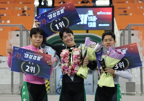 서울올림픽 38주년기념 대상경륜 우수급 입상 선수(왼쪽부터 2위 김환윤, 1위 김관희, 3위 왕지현)