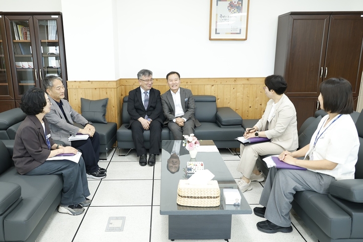 신안군, 시니어 의사와 지역 의료 해법 모색