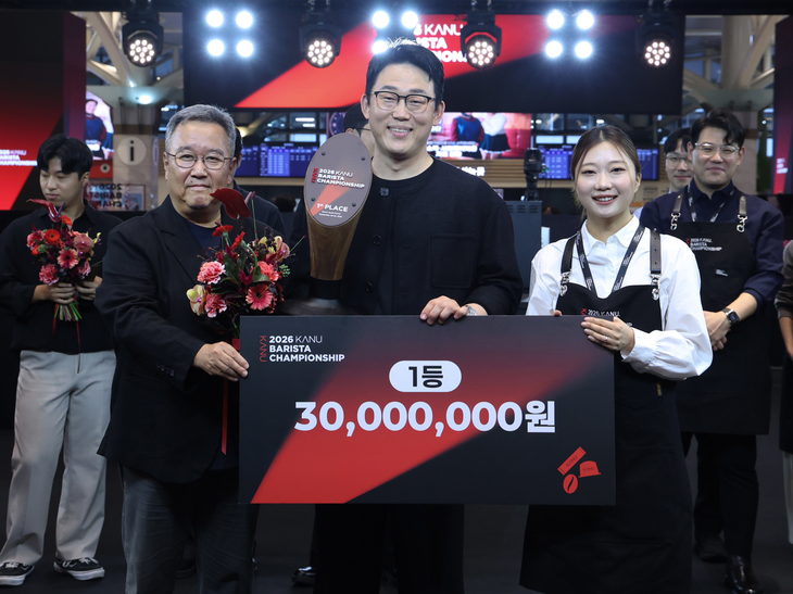 동서식품이 지난 20일 신세계백화점 강남점에서 개최한 '2026 카누 바리스타 챔피언십' 결선 시상식에서 우승자 엄성진 바리스타(가운데), 동서식품