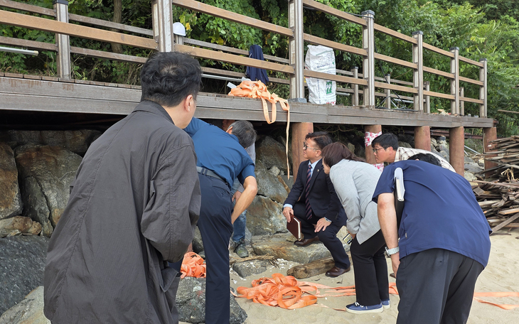김광훈 인천시의회 산업경제위원회 부위원장이 인천경제자유구역청과 지역 어촌계 관계자 등과 영종진 해안 보행로를 찾아 시설 파손·부식 상태를