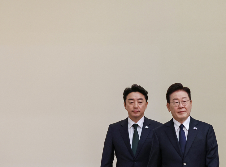 수석보좌관회의 입장하는 이재명 대통령