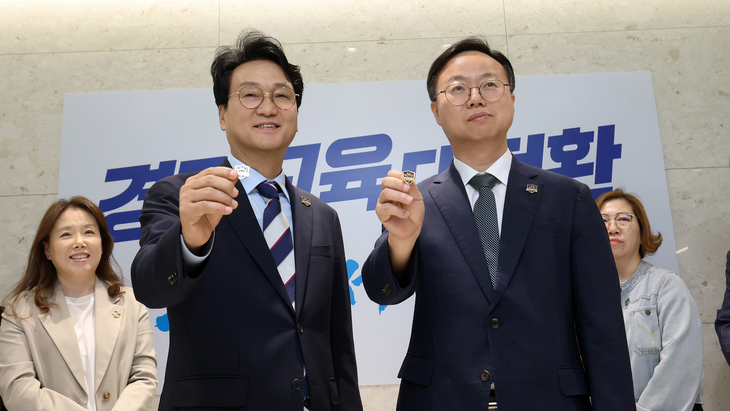 안민석 경기도교육감이 교권보호전담관과 배지를 들어 보이고 있다. 제공=경기도교육청