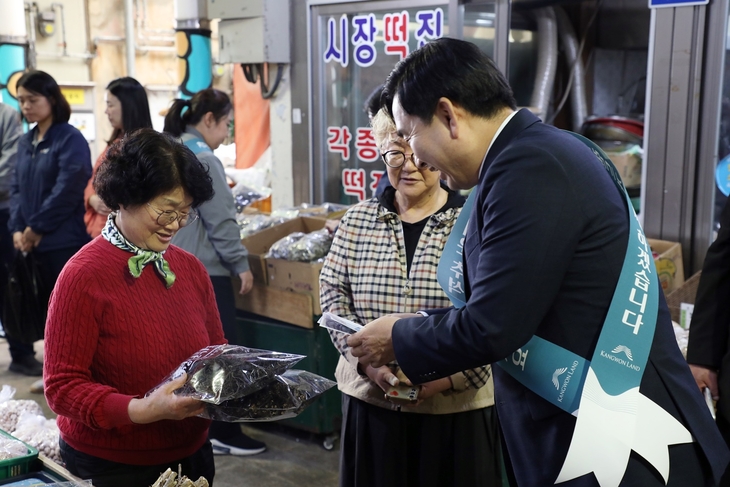 김도균 강원랜드 대표가 22일 정선 사북시장과 고한시장을 둘러보며 과일, 떡, 전류 등 명절 성수품과 간식류를 직접 구매하고 상인들과 이야기를 나누