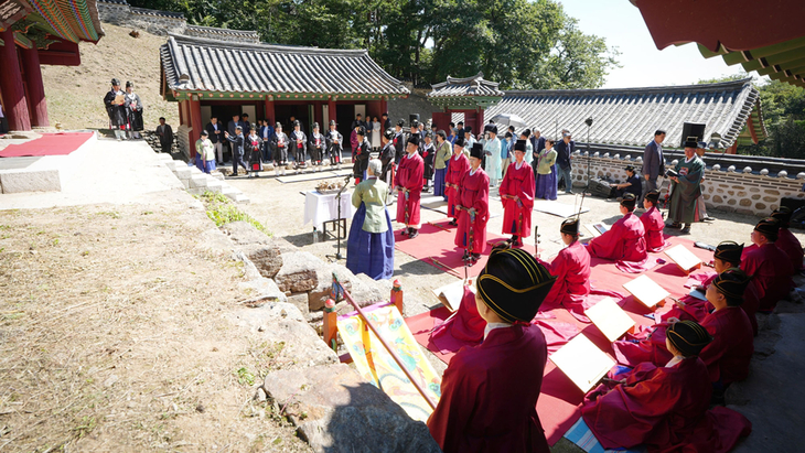 지난 20일 남한산성 숭렬전에서 열린 추계 제향에서 박관열 광주시장을 비롯한 제관들이 전통 제례를 봉행하고 있다. 제공=광주시