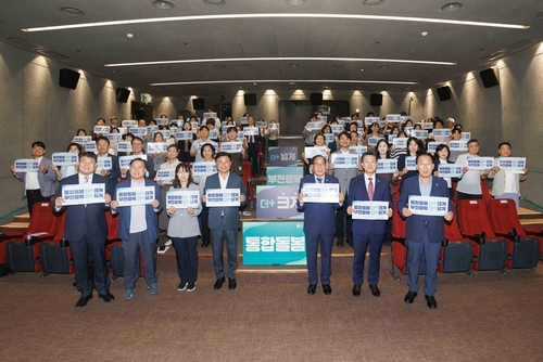 박병권 부천시의회 의장(앞줄 왼쪽 다섯번째) 18일 2026년 부천시 통합돌봄 정책토론회 참석