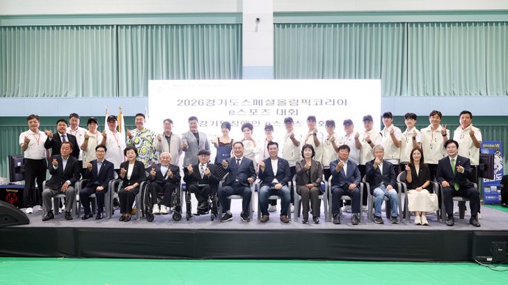 이계철 화성시의회 의장과 시의원, 대회 관계자들이 '경기도스페셜올림픽코리아배 및 경기도e스포츠연맹회장배 전국 e스포츠대회' 개회식에서 기