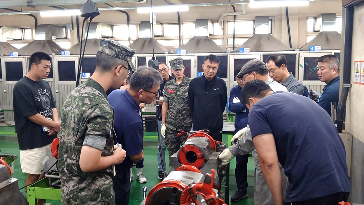 한국폴리텍대학 화성캠퍼스 실습장에서 해병대 전역(예정) 장병들이 설비 장비 작동법 교육을 경청하고 있다. 제공=경기도일자리재단