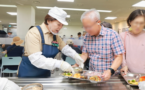 신계용 과천시장 추석 앞둔 22일 과천시노인복지관 경로식당 배식봉사 참여