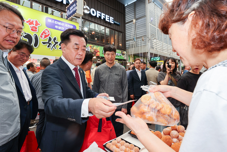경북도의회, 포항 죽도시장서 추석 장보기