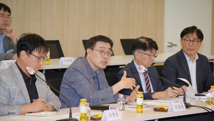 최원용 평택시장(가운데)이 지난 18일 진위3산업단지에 있는 반도체 장비 기업 예스티를 방문해 관계자들과 반도체 소부장 산업 경쟁력 강화 방안을 논