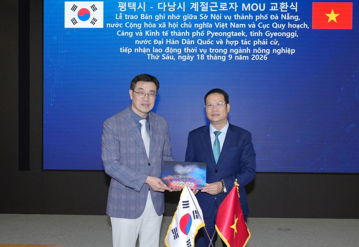 지난 18일 열린 계절근로자 업무협약(MOU) 교환식에서 최원용 평택시장(왼쪽)과 응우엔 마인 홍 베트남 다낭시장이 기념촬영을 하고 있다. 제공=평택시