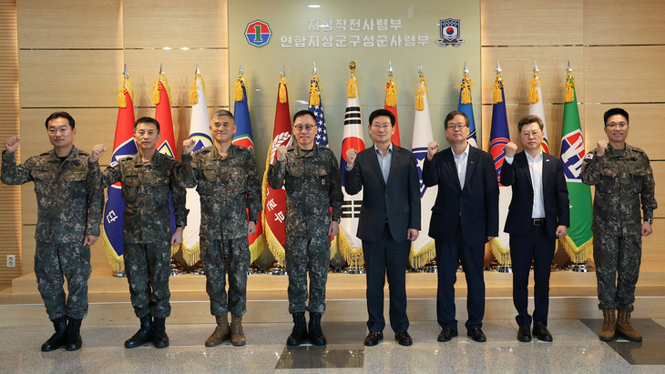 이상일 용인시장이 21일 추석을 앞두고 지상작전사령부를 방문해 이상렬 대장 등 군 관계자들과 군·시 상생 방안을 논의한 뒤 기념촬영을 하고 있다.