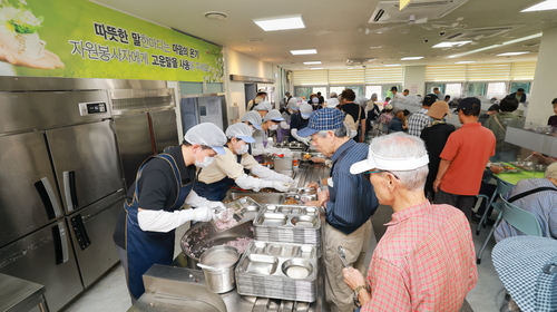 신계용 과천시장 추석 앞둔 22일 과천시노인복지관 경로식당 배식봉사 참여