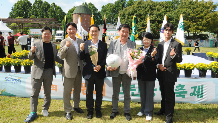 제35회 수원시 그린농업축제에서 감사요를 수상한 유재광 수원시의회 부의장(가운데)이 참석 의원들과 기념촬영을 하고 있다. 제공=수원시의회